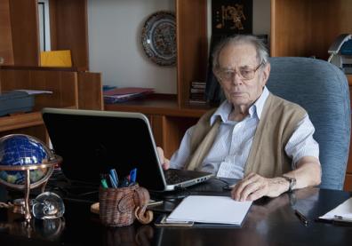 Portrait d'un homme derrière son bureau 