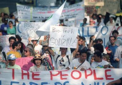 Marche écologique à Rio en 1992, pancarte La biotechnologie, c'est Godzilla