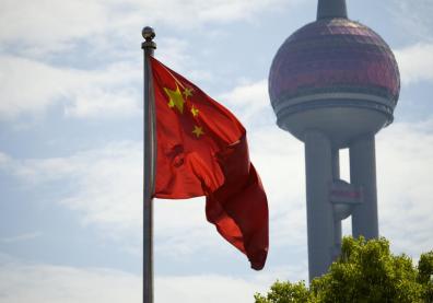 Drapeau de la République Populaire de Chine, flottant sur le Bund à Shanghai