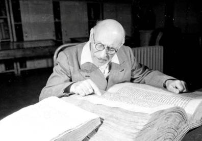 Hrachia Acharian lit un manuscrit arménien ancien
