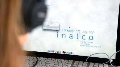 Ecran d'ordinateur avec fond d'écran Inalco