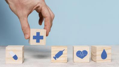 Cubes en bois avec pictogrammes de santé