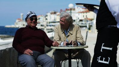 Deux hommes à une terrasse discutent