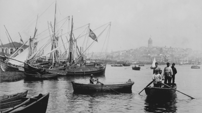 Barques et bateaux dans un port