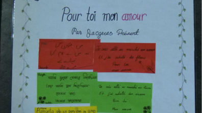 Un poème est écrit sur une feuille