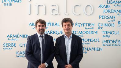 François Lambert, directeur de l'ENSM, et Jean-François Huchet, président de l'Inalco, devant le mur des langues