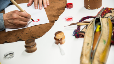 Quelqu'un dessine lors d'un atelier de calligraphie
