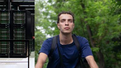 Un jeune homme se tient devant un arbre