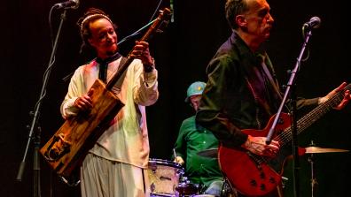 Le duo Justin Adams et Mohamed Errebbaa sur scène