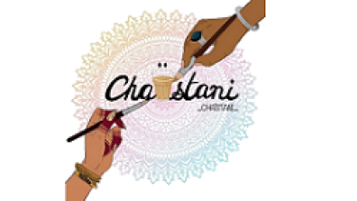 2 mains de personnes différentes disposées en diagonale peignent un mandala allant du bleu au jaune en passent par le rose, autour d'un verre de "tchaï" (thé indien) posé sur le"î" de Chaïstani