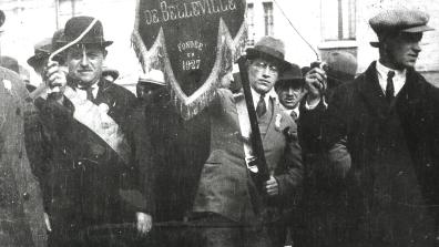 Défilé des membres de la Société de secours mutuel des Amis brocanteurs de Belleville, 1930 (Mémorial de la Shoah, Paris)