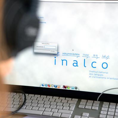 Ecran d'ordinateur avec fond d'écran Inalco