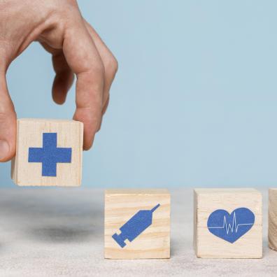 Cubes en bois avec pictogrammes de santé