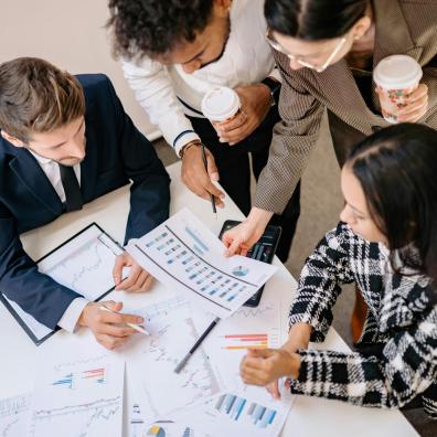 Groupe de collègues au travail