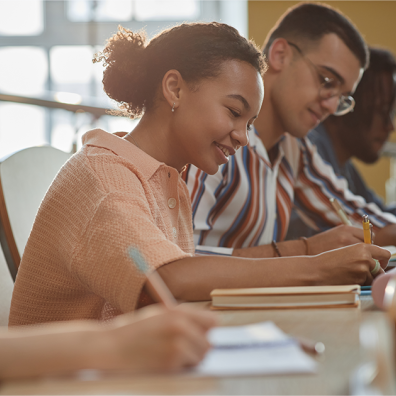 plusieurs étudiants prennent des notes en classe