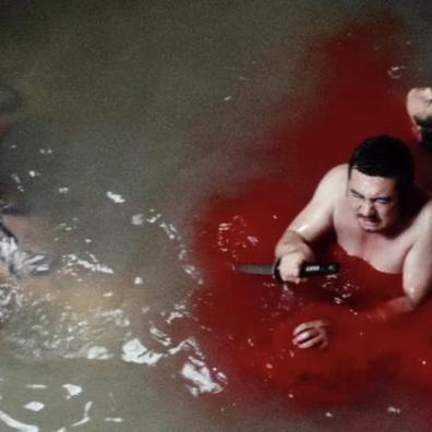 Deux hommes dans un bain de sang