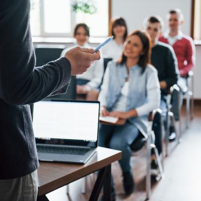 Un enseignant est debout devant une classe