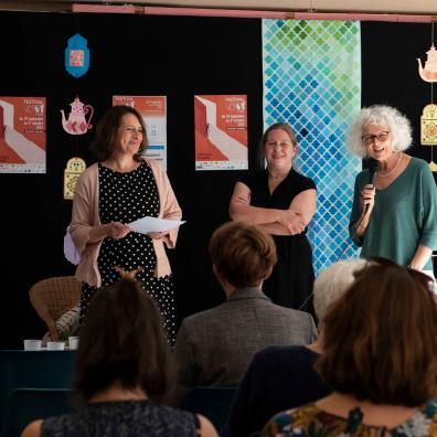 Raphaëlle Pache (à gauche), lauréate du Prix de la traduction 2023, aux côtés de Marie Vrinat-Nikolov et Nathalie Carré