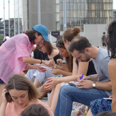 L'illustratrice Morgane Guerry mène un atelier de dessin avec un groupe en extérieur
