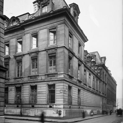 Inalco. Façade sur la rue des Saints-Pères. Paris (VIIème arr.). Plaque de verre. Photographie de Charles Lansiaux (1855-1939), 3 février 1918