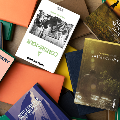 Plusieurs livres éparpillés 