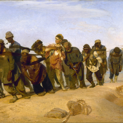 Des hommes en haillons tête baissée et tirant un bateau