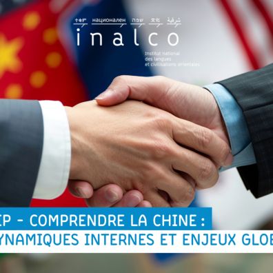 Poignée de main entre deux personnes symbolisant la coopération internationale, avec des drapeaux de pays en arrière-plan.