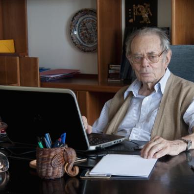 Portrait d'un homme derrière son bureau 
