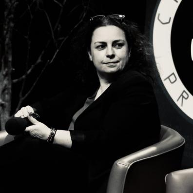 Photo de profil de Marlène Dulaurans, professeure des universités à l'Inalco, regardant l’objectif, sur fond noir.