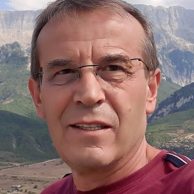 Ardian Marashi, portrait sur fond des Alpes albanaises