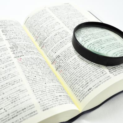 un dictionnaire japonais-anglais avec une loupe posée dessus