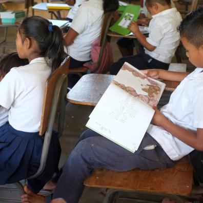 Enfants du village La Laguna lisant le premier livre écrit en pesh