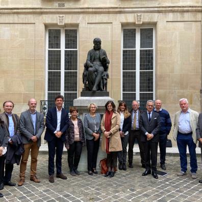 Devant la statue de Silvestre de Sacy (de g. à d.) : M. Charles, P.  Aguignier, J. Vercueil, J. Huchet, A. Donabedian, M. Franck, D. Alles, B. Silhol, L. Deheuvels, P. Advani, H. Testard, P. Stockinger, J. Gerin