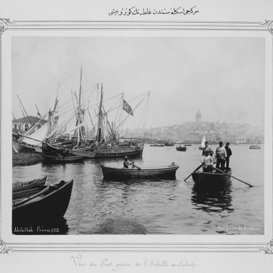 Vue du port prise de l'échelle de Sirkédji