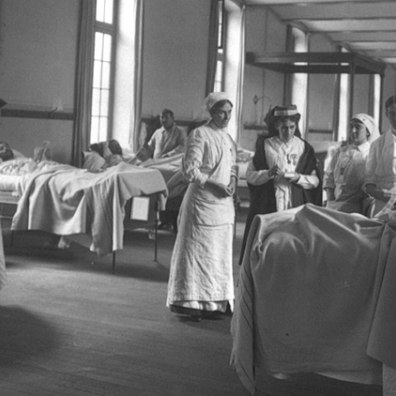 visite du personnel médical aux malades, dans le lycée Janson de Sailly transformé en hôpital