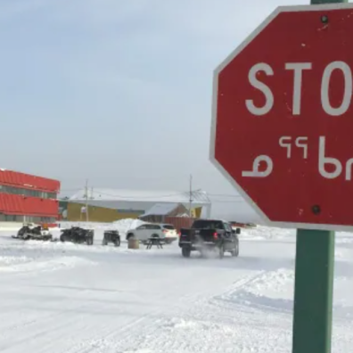 Panneau STOP en inktitut.