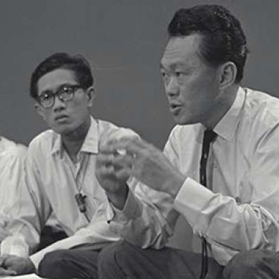 Lee Kuan Yew (à droite) annonce l’indépendance de Singapour lors d’une conférence de presse le 9 août 1965. (Source : The Straits Times, 11 juillet 2011)