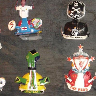 Peigné 2 - Figure 1 - Casques de supporters (Afr Sud, 2010) 
