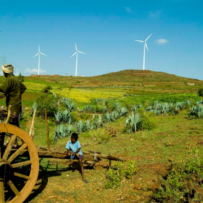 Un agriculteur avec un enfant, une charrette sur une colline verdoyante