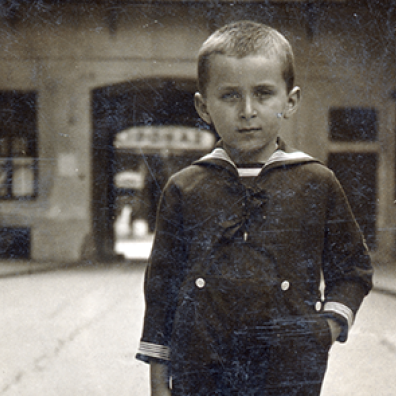 Photo en noir et blanc d'un enfant dans une rue
