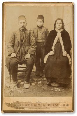 Une photo portrait d'une famille en tenue traditionnelle