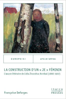 Une jeune femme en robe noire est appuyée sur le tronc d'un bouleau. Elle regarde le spectateur.