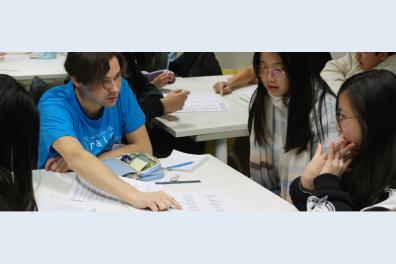 Un animateur et des collégiens