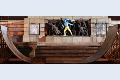 Monument composé de soldats avec un drapeau ukrainien