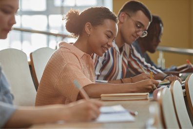 plusieurs étudiants prennent des notes en classe