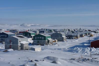 village enneigé au Nunavik avec quelques maisons