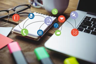 Bureau avec un ordinateur, des stylos et des lunettes. Des illustrations de téléphone, avion, calendrier représentent les connections