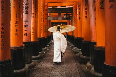 Shintō priest at Fushimi-Inari shrine, Kyōto (Japan)