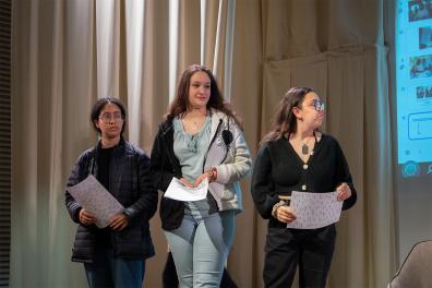 Trois lycéennes sur le podium de l'auditorium de l'Inalco