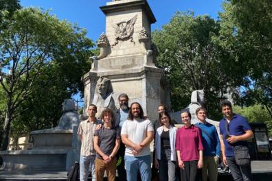 Photo de groupe devant la fontaine du Palmier (Paris 1er)